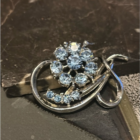 Vintage 1950’s Classic Coro Brooch With Baby Blue Rhinestones - Picture 6 of 8